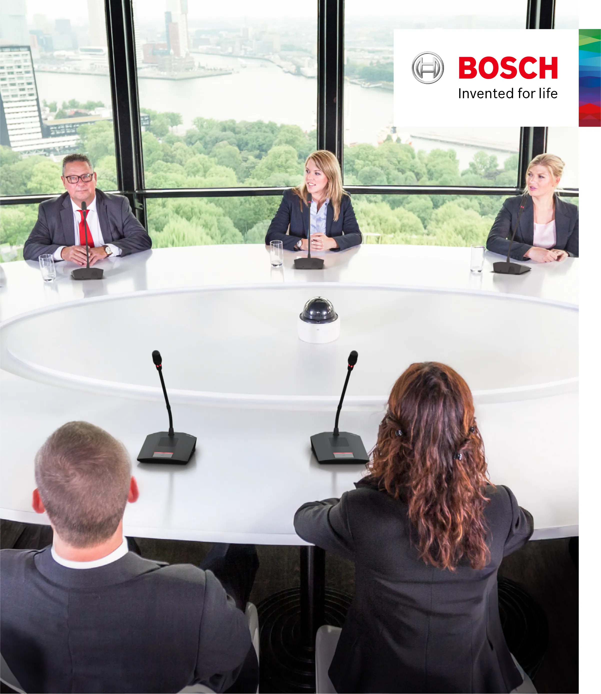 Bosch CCS 1000 D digital discussion system on a round conference table